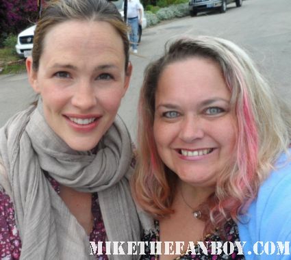 jennifer garner poses with pinky for a fan photo at a charity event sidney bristow alias 13 going on 30