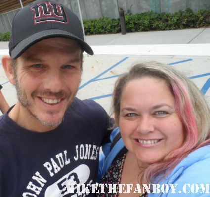 peter berg poses with mike the fanboy's pinky for a nice fan photo battleship director!