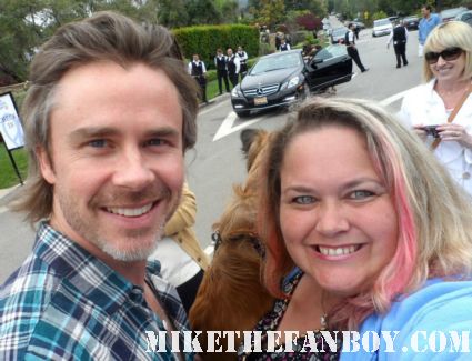 sam trammel poses with sammy rhodes pinky's dog from mike the fanboy and takes a cute fan photo true blood's sam merlotte