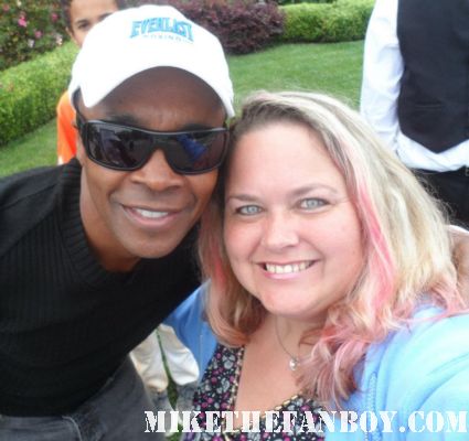 sugar ray leonard posing with pinky from mike the fanboy for a cute fan photo at a charity event