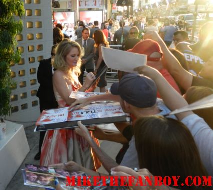 tara buck signing autographs for fans at the true blood season 5 world movie premiere rare promo