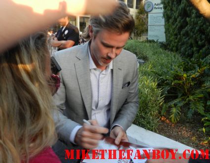 sam trammell signing autographs for fans at the true blood season 5 world movie premiere rare promo