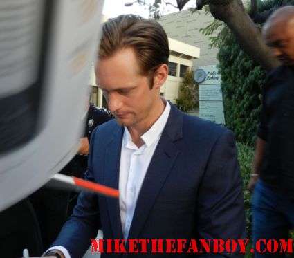 alexander skarsgard looking sexy signing autographs for fans at the true blood season 5 premiere in hollywood  signed autograph true blood season 5 promo poster rare hot sexy pam signing autographs true blood season 5 premiere