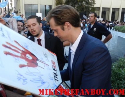 alexander skarsgard looking sexy signing autographs for fans at the true blood season 5 premiere in hollywood  signed autograph true blood season 5 promo poster rare hot sexy pam signing autographs true blood season 5 premiere