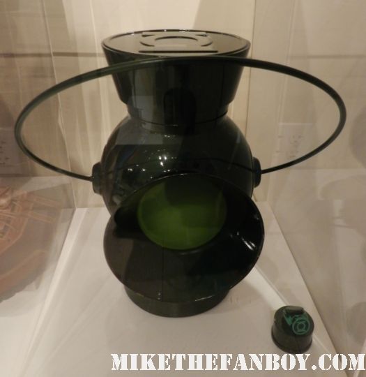 the big bang theory green lantern prop and costume display at the paley center out of the box exhibit rare promo 