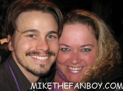 pretty in pinky from Mike The Fanboy taking a fan photo with Jason Ritter from The Event signed autograph rare promo