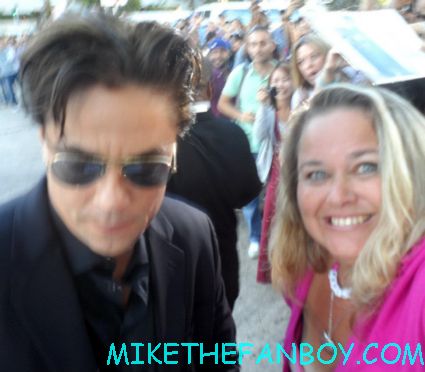 pretty in pinky from mike the fanboy .com with traffic star the sexy benicio del toro posing for a fan photo at the savages world movie premiere