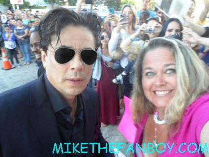 pretty in pinky from mike the fanboy .com with traffic star the sexy benicio del toro posing for a fan photo at the savages world movie premiere