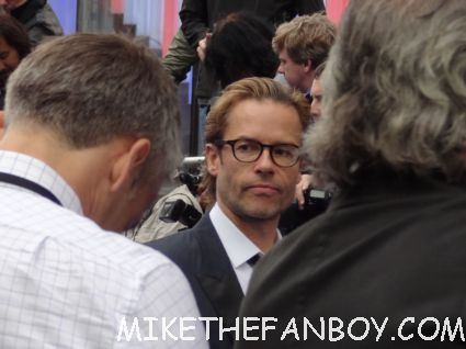 guy pearce signing autographs and arriving to the uk premiere of Prometheus in london rare promo hot sexy priscilla star