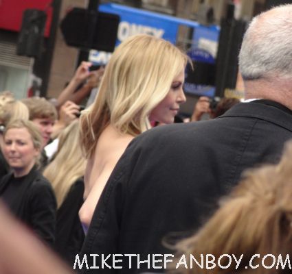 charlize theron signing autographs a the uk premiere of prometheus in london hot sexy model photo shoot rare promo