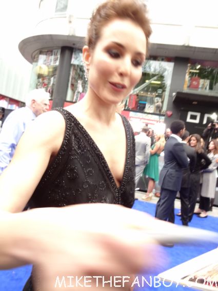 sexy noomi rapace  signing autographs a the uk premiere of prometheus in london hot sexy model photo shoot rare promo