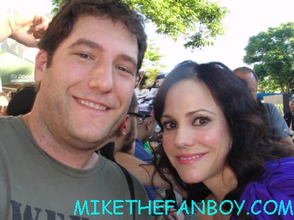 mike the fanboy posing for a fan photo with weeds star mary louise parker aka nancy botwin from showtime's weeds