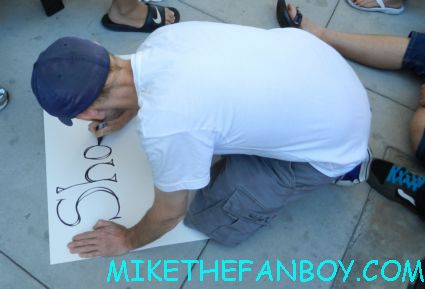 scotty making signs for the magic mike movie premiere people waiting for the magic mike movie premiere sexy hot channing tatum stripper movie rare promo