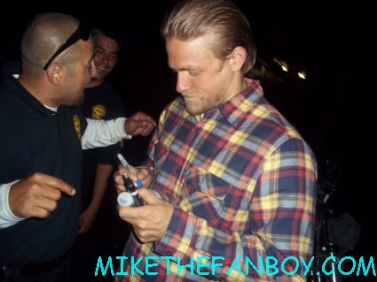 charlie hunnam signing autographs for fans on the set of sons of anarchy hot sexy rare promo jaxx sacrmo