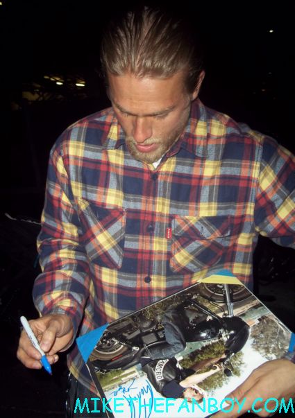 charlie hunnam signing autographs for fans on the set of sons of anarchy hot sexy rare promo jaxx sacrmo