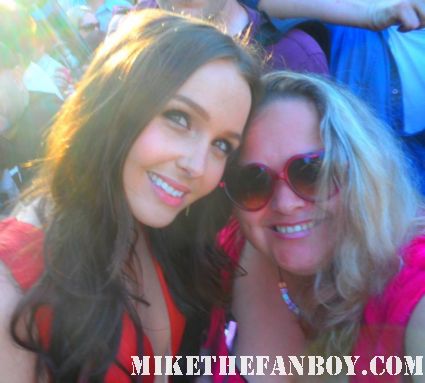 Camilla Luddington poses for a fan photo at the true blood season 5 world premiere in hollywood