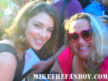 lucy griffiths posing for a fan photo at the true blood season 5 premiere in hollywood hot sexy rare