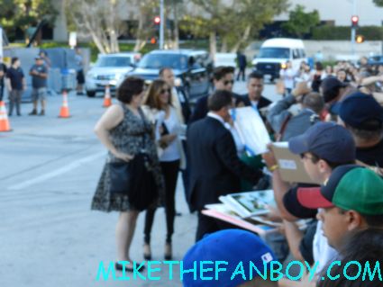 Benicio Del Toro signing autographs for fans at the savages world movie premiere hot sexy traffic star