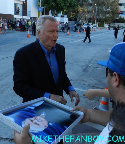 jon voight signing autographs for fans at the savages world movie premiere in westwood ca