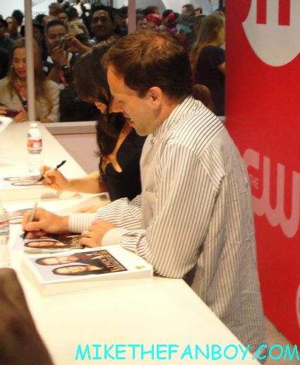 jonny lee miller and lucy liu signing autographs for fans at the cbs booth at san diego comic con 2012 sdcc elementary signing