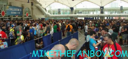 the crowd of people waiting for the beauty and the beast signing at the cw booth showtime rare pen lines at comic con