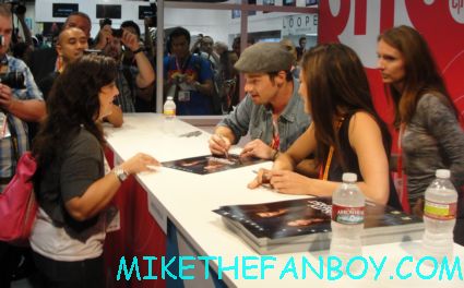 Kristin Kreuk and jay ryan signing autographs for beauty and the beast on the cw at san diego comic con 2012 sdcc rare promo