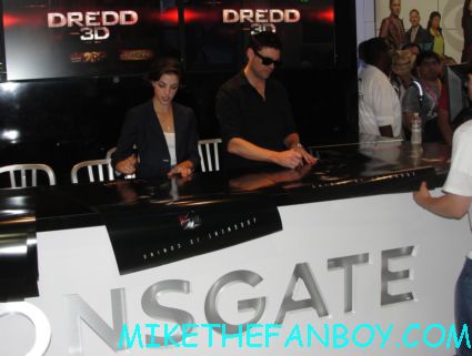karl urban and olivia thirlby signing autographs at the lionsgate booth for judge dredd rare promo poster 