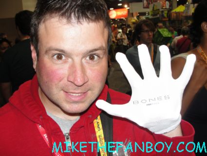 billy wearing the promo Bones comic con promo glove a san diego comic con 2012 sdcc