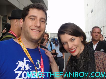 mike the fanboy with fifth element star milla jovovich posing for a fan photo at san diego comic con 2012 sdcc 2012 rare