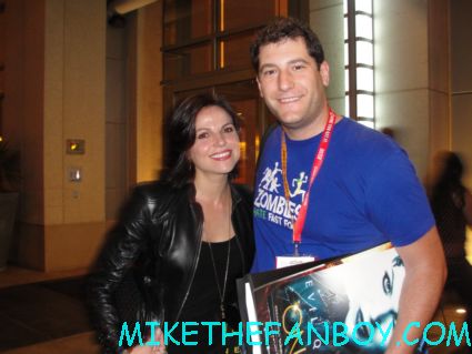 mike the fanboy posing with once upon a time star lana parrilla at san diego comic con the evil queen fan photo signed autograph