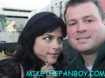 selma blair posing with billy beer from mike the fanboy for a fan photo cruel intentions star selma blair signing autographs for fans while promoting hellboy the sweetest thing
