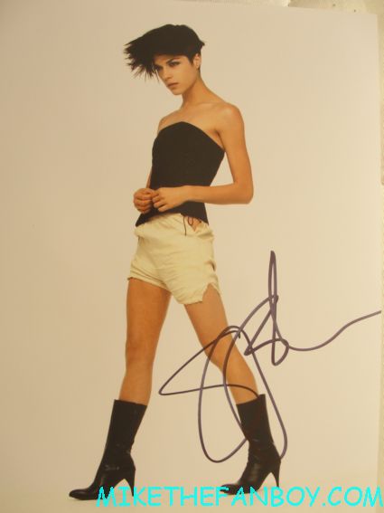 selma blair signed autograph photo rare promo selma blair posing with billy beer from mike the fanboy for a fan photo cruel intentions star selma blair signing autographs for fans while promoting hellboy the sweetest thing