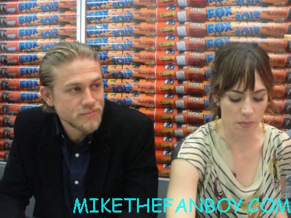sons of anarchy cast signing autographs at comic con 2012 fox booth charlie hunnam ron pearlman katey sagal kurt sutter mark boone jr