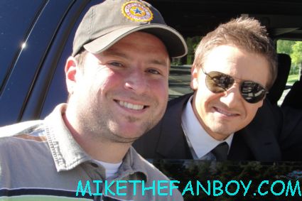 billy beer from mike the fanboy posing with sexy jeremy renner for a fan photo sexy jeremy renner signing autographs for fans while promoting the bourne legacy suit and tie