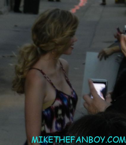 dreama walker hot sexy signing autographs for fans don't trust the B- in apt 23 gossip girl