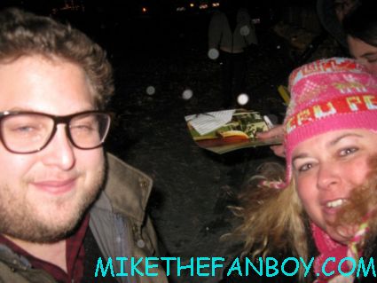 jonah hill in a failed attempt to take a fan photo with pinky from mike the fanboy proving he is a major asslicking douche