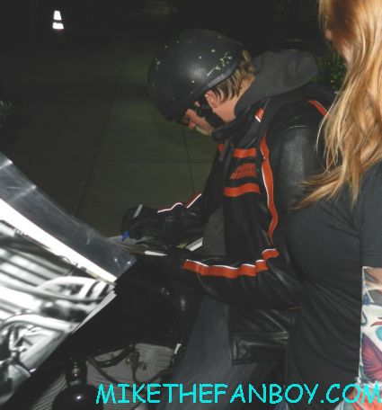 Sexy charlie hunnam signing autographs outside the sons of anarchy set in los angeles jax rare promo