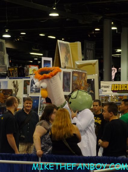 the muppets beaker and dr. honeydew cosplayers dressed up costumes at chicago wizard world with sexy norman reedus
