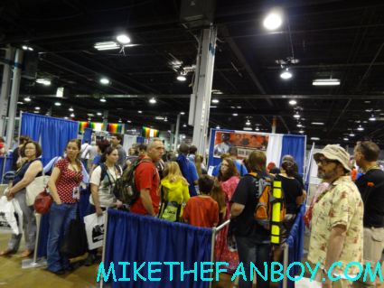 the pit of people waiting forjon berthanal at wizard world chicago 2012 opening gates sign logo rare promo with norman reedus sheryl lee rare autograph signed hot