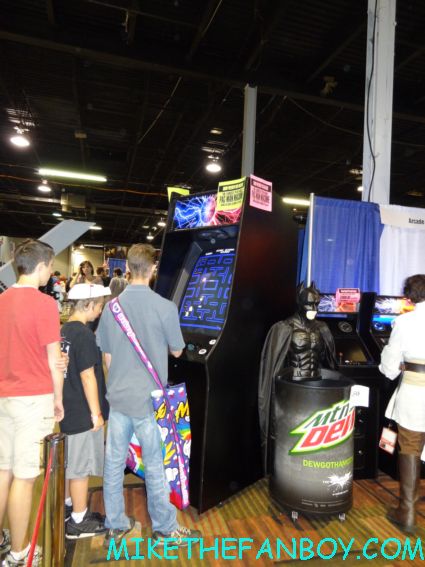 giant pac man machine at chicago's wizard world rare promo giant video game machine 
