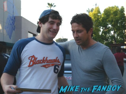 Mike The Fanboy posing for a fan photo with sexy gerard butler hot sexy gladiator 300 star rare promo