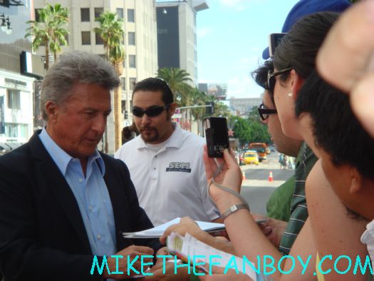 dustin hoffman signing autgoraphs at the kung movie premiere for the dvd release of kung foo panda on dvd with angelina jolie dustin hoffman jack black autographs and more