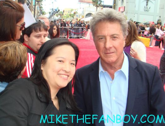 dustin hoffman signing autgoraphs at the kung movie premiere for the dvd release of kung foo panda on dvd with angelina jolie dustin hoffman jack black autographs and more
