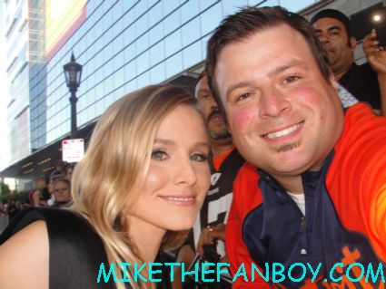 mike the fanboy's billy beer with veronica mars star kristen bell posing for a fan photo and the hit and run movie premiere