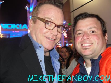 billy beer from Mike The Fanboy posing with Tom Arnold for a fan photo at the hit and run movie premiere