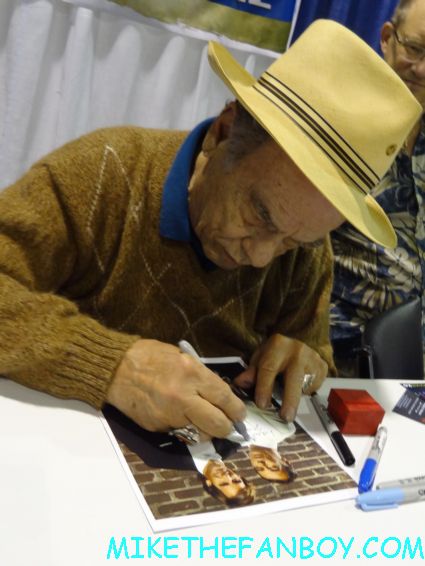 erica from mike the fanboy with quantum leap star dean stockwell signing autographs at wizard world chicago 2012 opening gates sign logo rare promo with norman reedus sheryl lee rare autograph signed hot