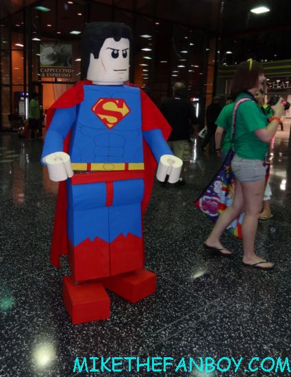 dc superhero cosplayers lego superman costume cosplayers  at wizard world chicago 2012 opening gates sign logo rare promo with norman reedus sheryl lee rare autograph signed hot