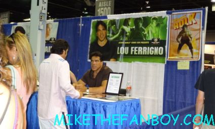 lou ferrigno signing autographs at wizard world chicago 2012 opening gates sign logo rare promo with norman reedus sheryl lee rare autograph signed hot