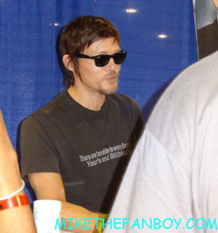 sexy norman reedus signing autographs at wizard world chicago 2012 opening gates sign logo rare promo with norman reedus sheryl lee rare autograph signed hot
