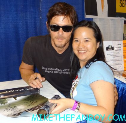 erica from mike the fanboy with sexy norman reedus signing autographs at wizard world chicago 2012 opening gates sign logo rare promo with norman reedus sheryl lee rare autograph signed hot